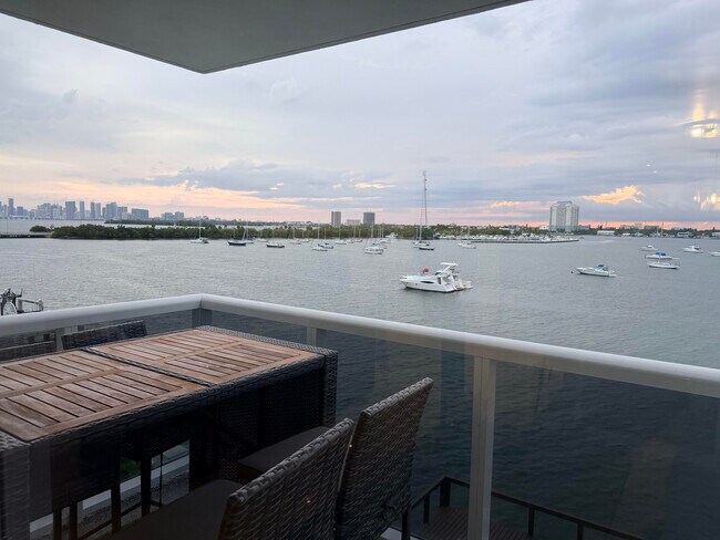 Foto del edificio - 7928 West Dr