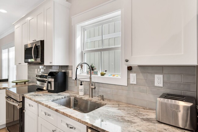 Building Photo - Charming Caribbean Cottage - Downtown Brad...