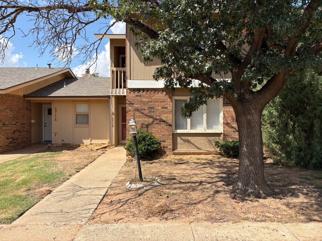 Foto principal - MOVE IN SPECIAL For This Captivating Townh...