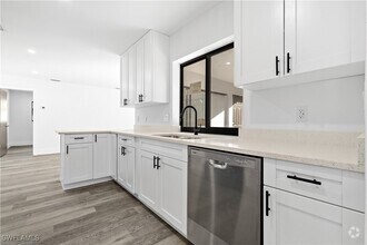 Building Photo - 709 SE 10th Pl