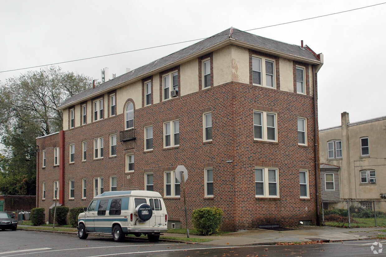 Primary Photo - 222 W Chew Ave