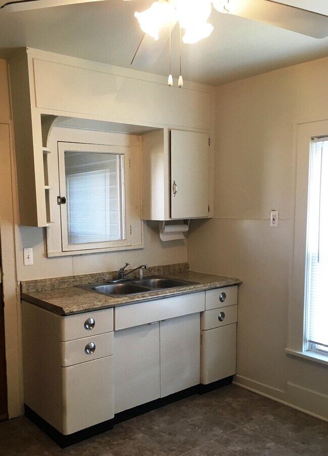 Foto del edificio - 803 E Grand River Ave