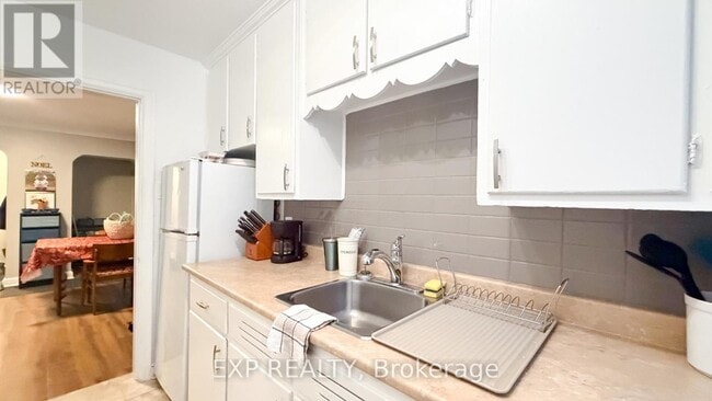 Building Photo - 725 Melbourne Ave