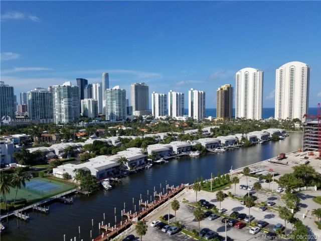 Foto principal - 4000 Kings Point Dr