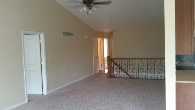 entrada a la sala de estar - 615 Grayhawk Cir