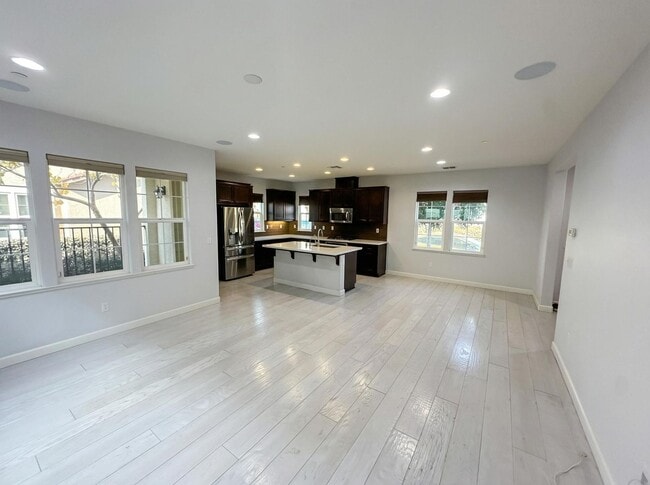 Building Photo - Beautiful 3BD Home in Hayward – Over 2,200 Sq Ft of Comfortable Living