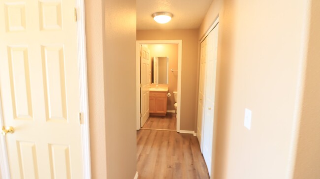Building Photo - Must See Updated 2/2 Duplex in Prineville ...