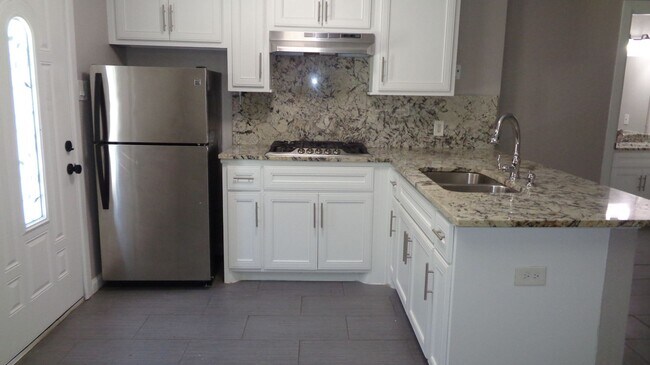 Building Photo - 326 Lillian St