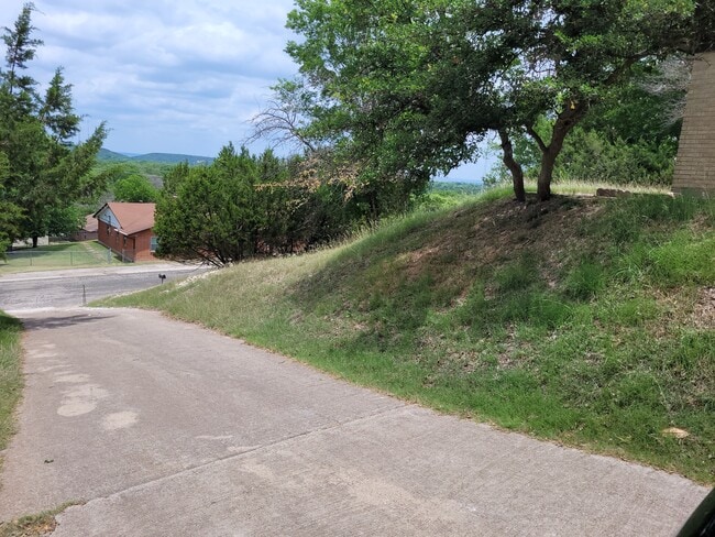 Building Photo - 1201 Bluff Dr