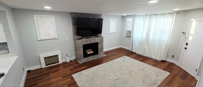 Sala de estar - 728 Golden Ave