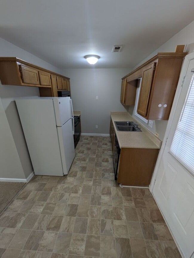 Building Photo - 2BD/1.5BA Townhome At Strawberry Patch Complex in Hickory