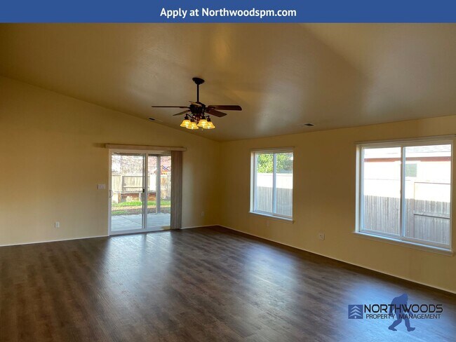 Foto del edificio - Beautiful 1942 Sq. Ft. 3 Bedroom 2 Bathroo...