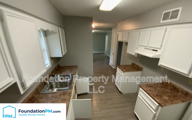 Foto del edificio - 4935 Wooddale Ave