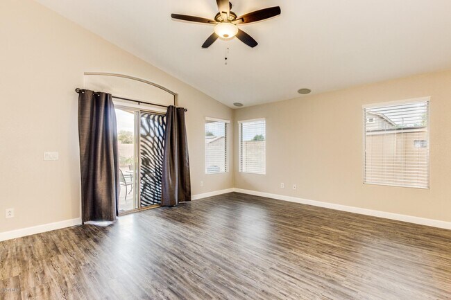 Foto del edificio - 14767 W Willow Ln