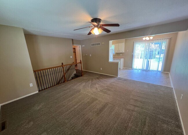 Foto del edificio - Spacious Split Level Duplex in Lee’s Summit!
