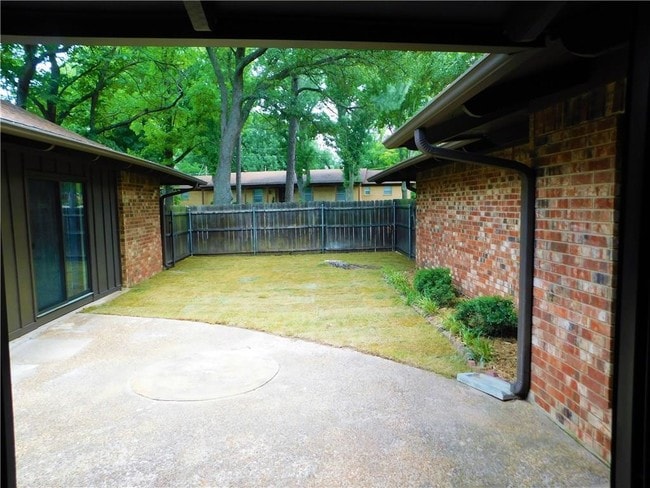 Building Photo - 2610 Turtle Creek Dr