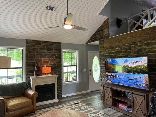 Building Photo - 896 Vaughn Rd