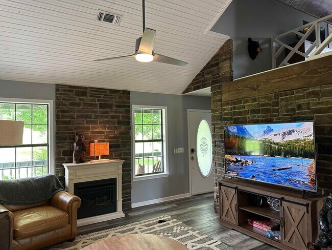 Foto del edificio - 896 Vaughn Rd