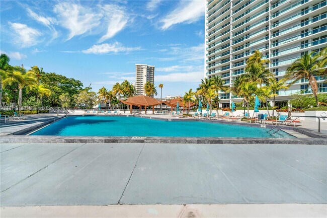 Foto del edificio - 100 Bayview Dr