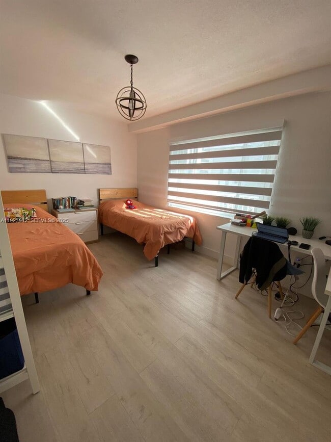 Foto del edificio - 677 NE 24th St