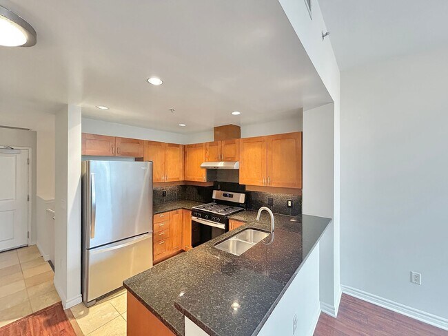 Foto del edificio - Beautiful 2BD/2BA W/ A/C, Reserved Parking, and Private Balcony in Bankers Hill!