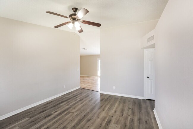 Building Photo - 1419 N Rowen