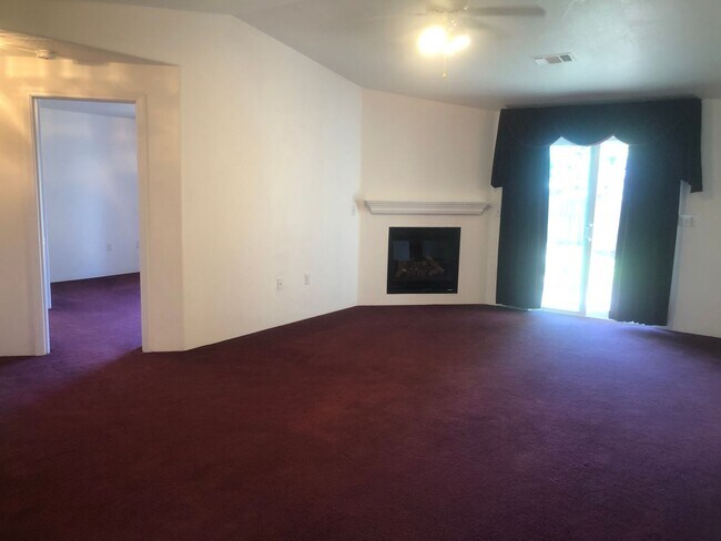 Foto del edificio - Well Maintained 3 bedroom, 2 bath house in...