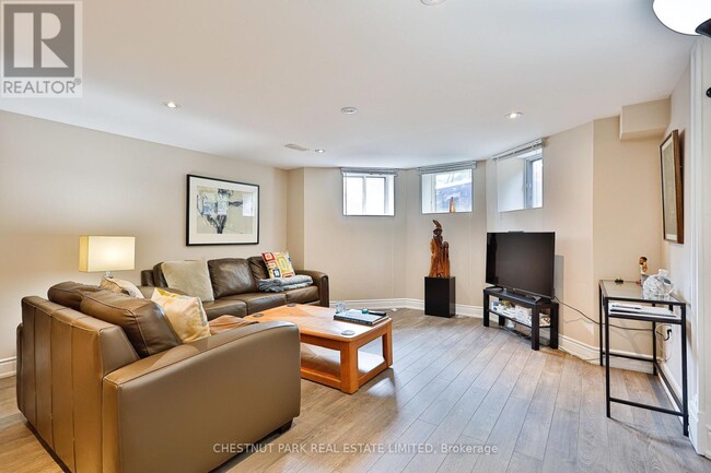 Building Photo - 515 Spadina Rd