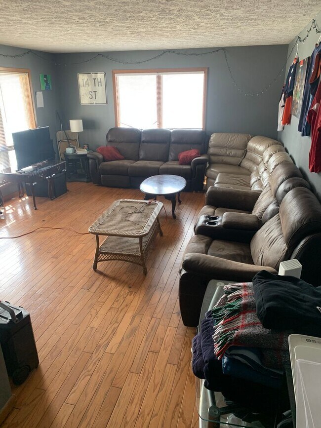 Foto del edificio - *** AVAILABLE AUGUST 2027 *** 3 Bedroom - ...