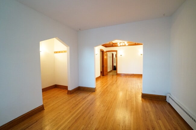 Building Photo - 3129 N Hamlin Ave