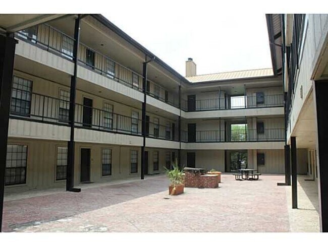 Foto del edificio - WATERFORD WEST CAMPUS - 4 BEDROOM - $2800