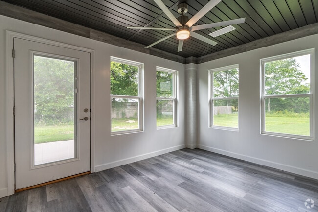 3BR, 2BA - 1600SF - Sun Room - Oak Tree Manor Duplexes