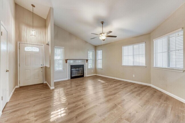 Foto del edificio - 12804 Staton Dr