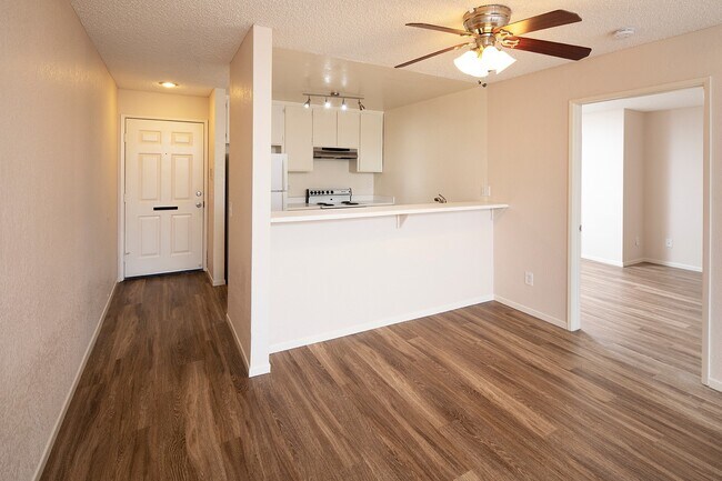 Foto del edificio - Stunning Point Loma Apt. with Dual Primary Bedrooms and 2 Parking Spaces