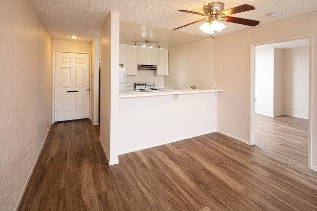 Building Photo - Stunning Point Loma Apt. with Dual Primary Bedrooms and 2 Parking Spaces