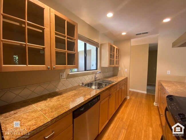 Building Photo - 2BD/2BA Upper-Level Condo on Sonoma's East...