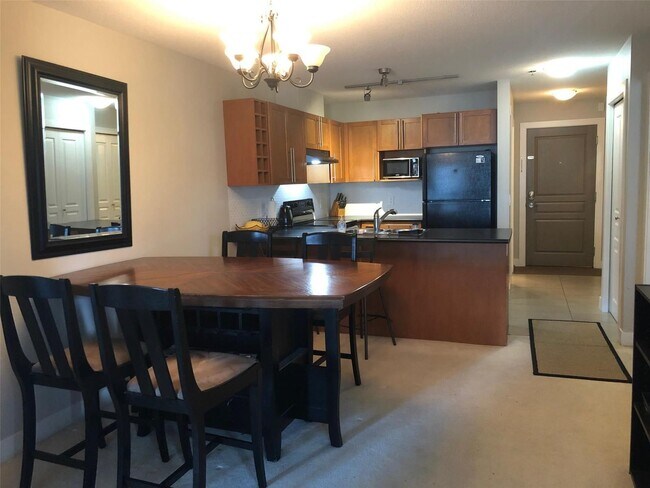Cuisine et salle à manger - 1083 Sunset Dr