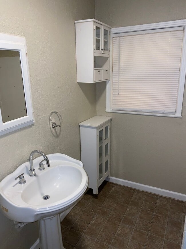 Building Photo - $199 move in today! Large 1/1-Pet friendly