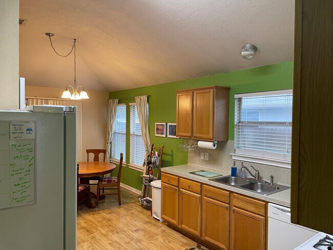 Foto del edificio - MAY PRE-LEASE!!!!  Adorable 3 Bedroom Home in Westfield