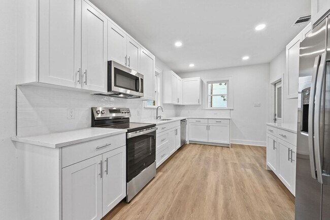 Building Photo - 910 W 22nd St