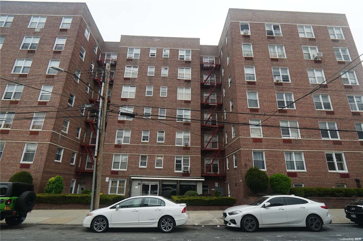 Foto principal - 63-45 Saunders St