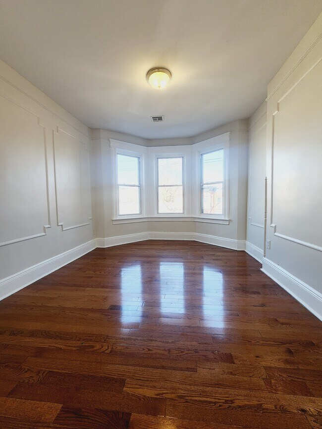 Building Photo - 575 Bramhall Ave