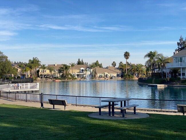 Foto del edificio - 1042 Tulloch Dr