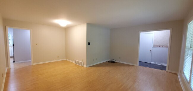 Building Photo - 4 Bedroom Parsonage Property 1 Mile to Fra...