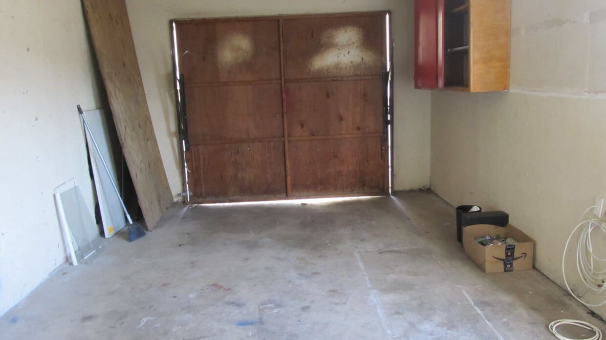 Building Photo - 1 car garage alley entrance