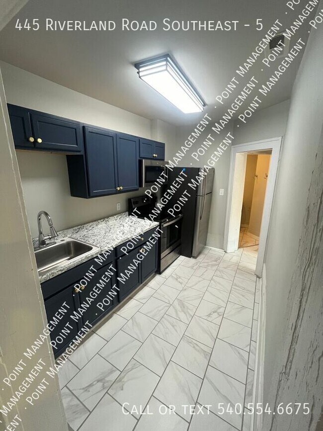 Building Photo - Freshly Renovated First Floor Apartment (I...