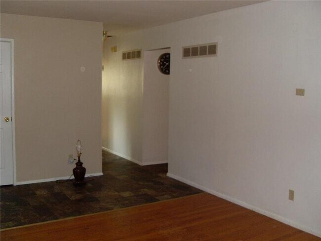Building Photo - 350 Moule Dr
