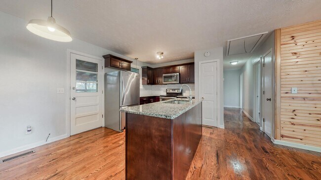 Foto del edificio - 408 Lealand Ln