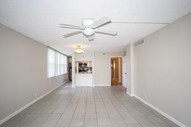 Building Photo - 9441 Live Oak Pl