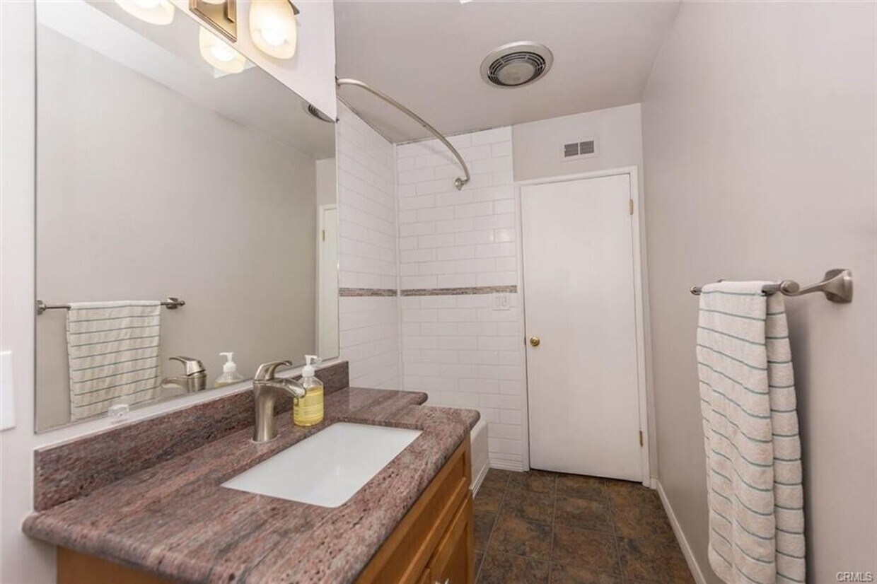 Foto del edificio - 1054 N Grand St